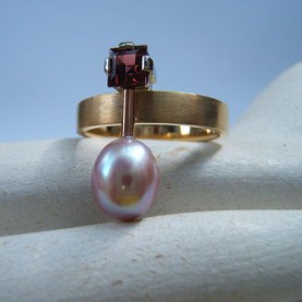 Ring geelgoud met rhodoliet en zoetwaterparel